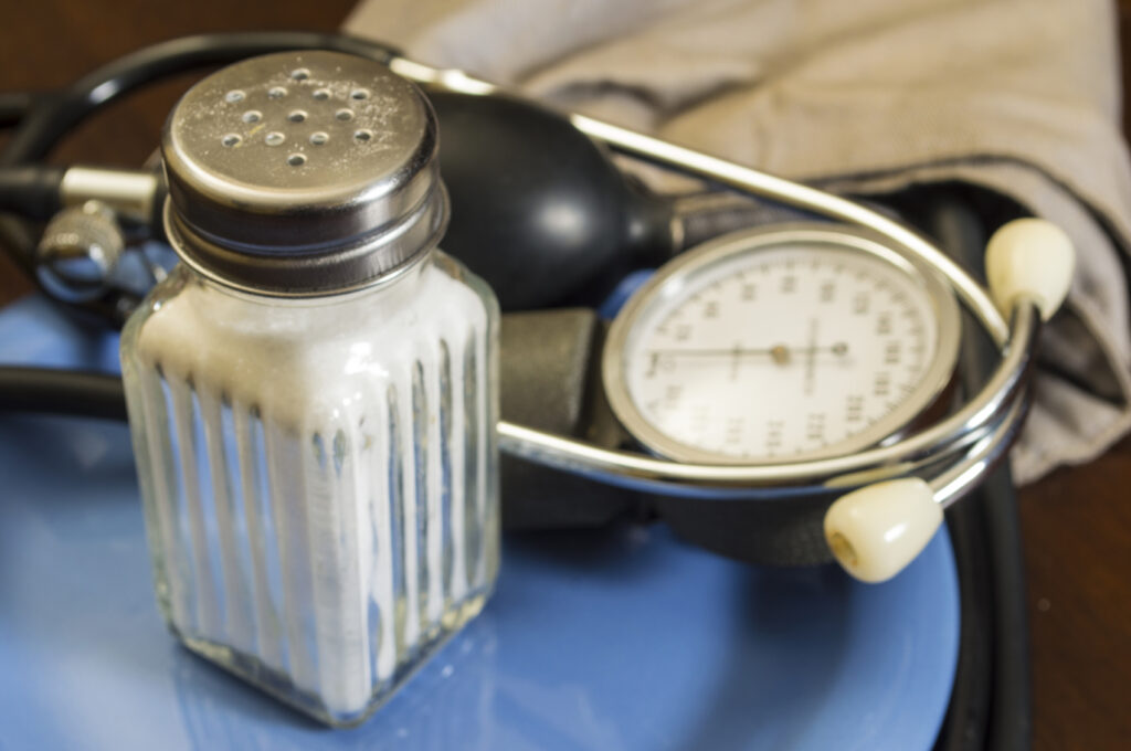 کنترل فشار خون بالا در خانه با مصرف کم نمک