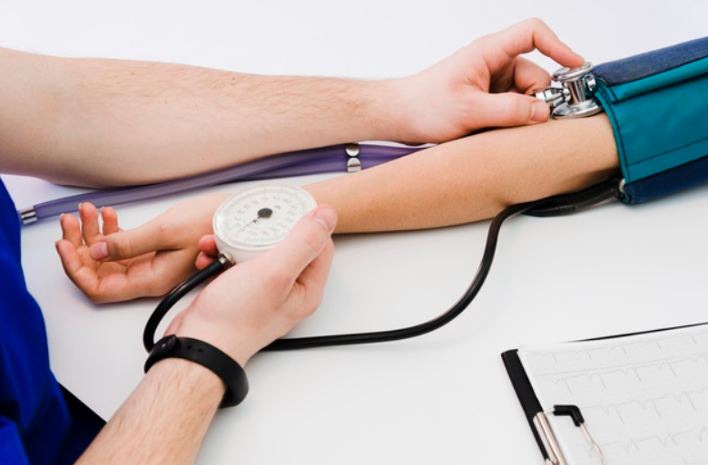 فشار خون بالا در زنان شایع تر از مردان است.