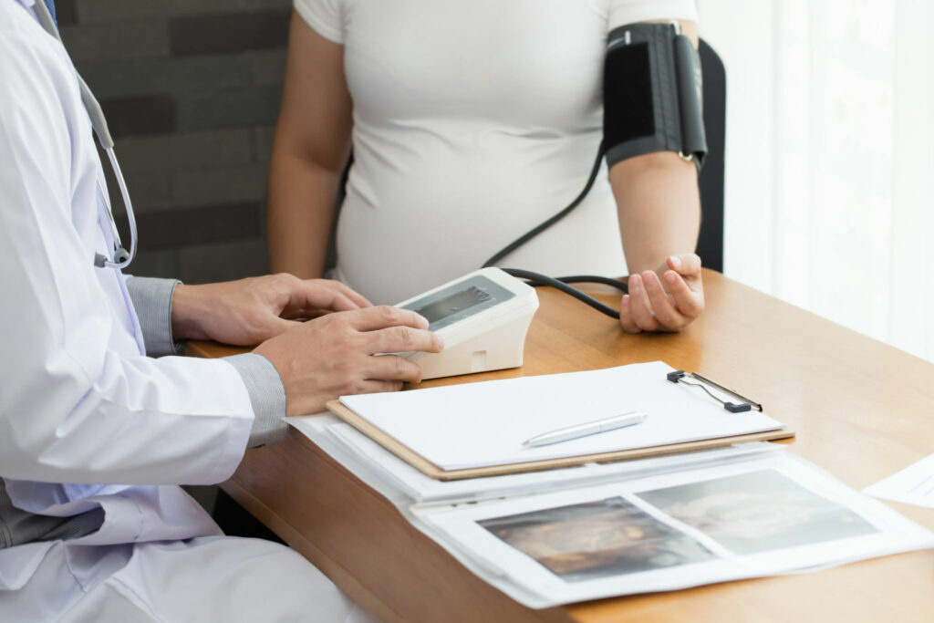 کنترل فشار خون حاملگی باید با دستور پزشک انجام شود